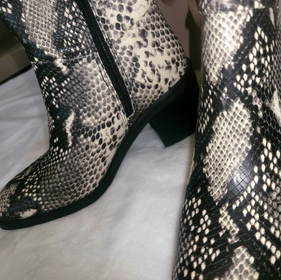 SALE Crown Vintage Cowgirl Snake Print Boots - Picture 5 of 5